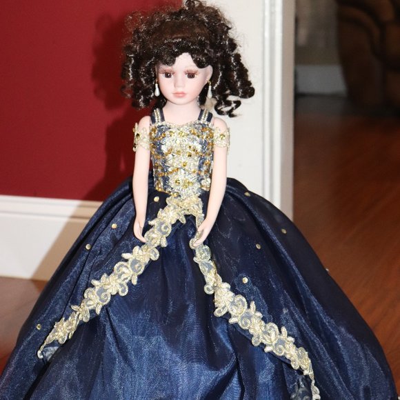 QUINCEANERA DRESS (PLUS DOLL, BOUQUET,  PHOTO ALBUM, HAIR PIN) - Picture 11 of 13